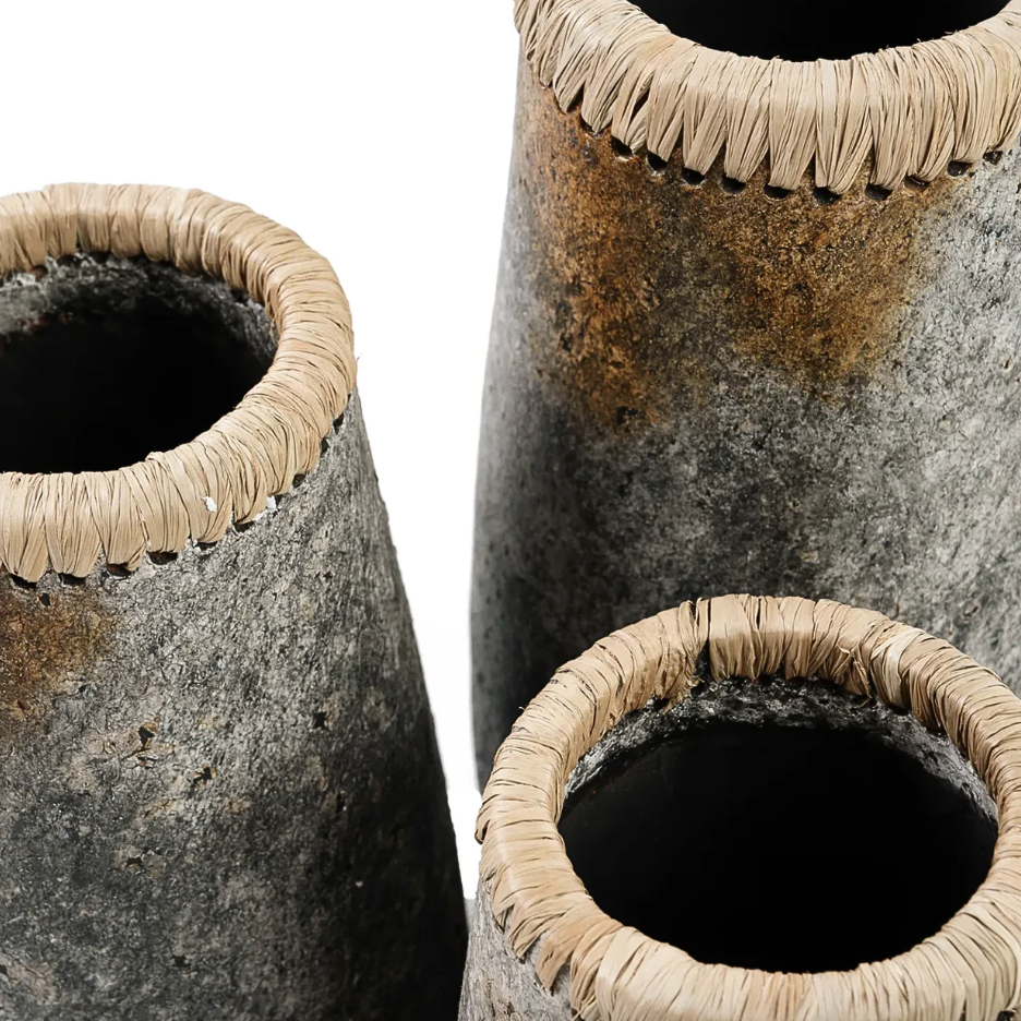 THE SNEAKY - Vase en terre cuite gris et ocre avec rafia taille M