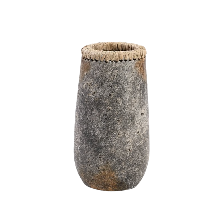 THE SNEAKY - Vase en terre cuite gris et ocre avec rafia taille M