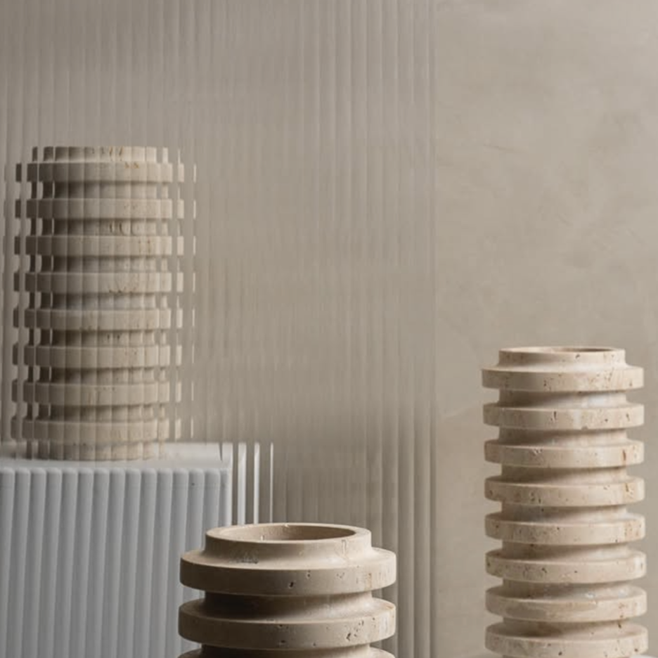 NATURA - Vase en travertin sculpté 