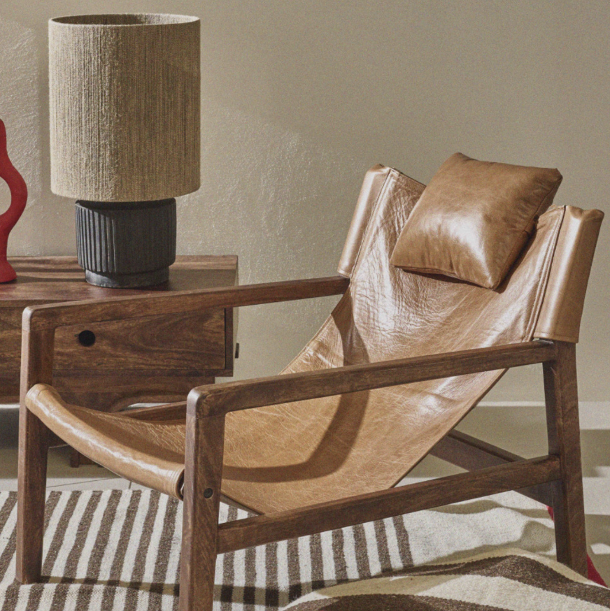 SIESTA - Fauteuil en cuir couleur cognac et armature en bois de manguier