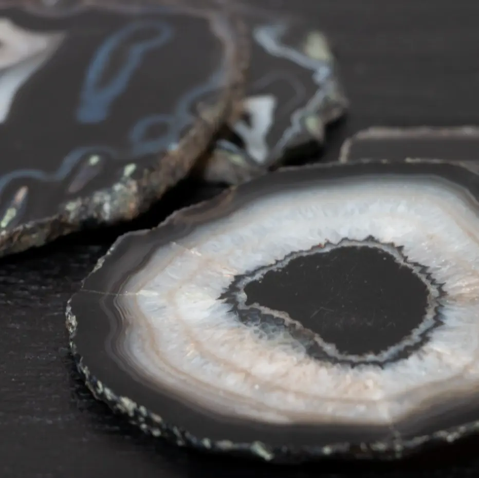 SYMBOLE - Ensemble de 4 sous-verre en agate noire