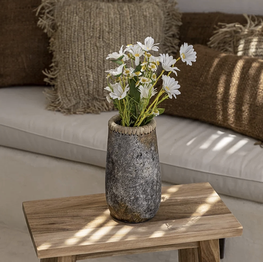THE SNEAKY - Vase en terre cuite gris et ocre avec rafia taille M