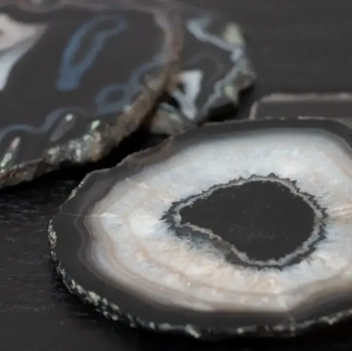 SYMBOLE - Ensemble de 4 sous-verre en agate noire